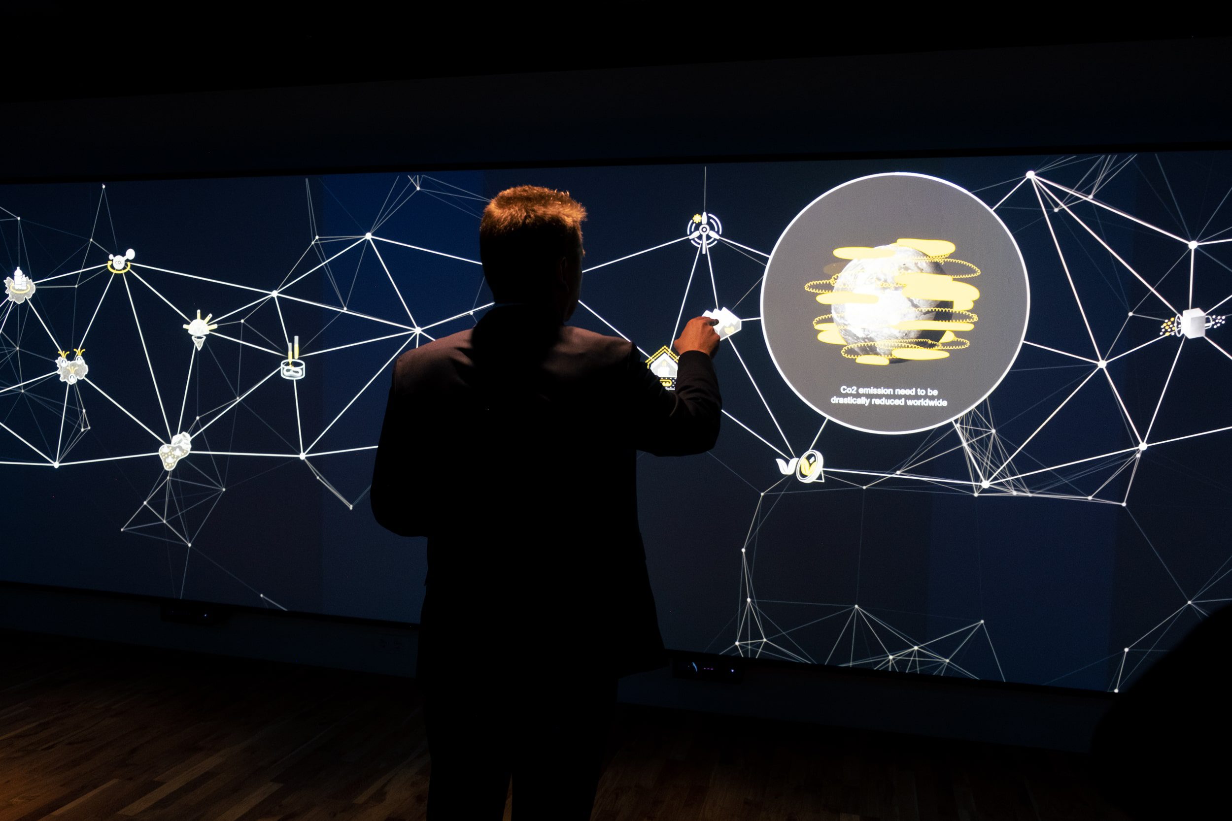 Guðlaugur Þór Þórðarson, Minister of the Environment, Energy and Climate, today signed an agreement with Icelandic Startups to support the cycle accelerator Hringiðu.