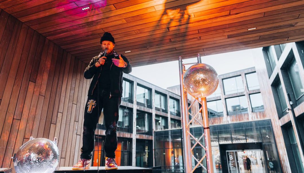 Emmsje-Gauti-helt-up-i-studinu-i-Grosku-1-1