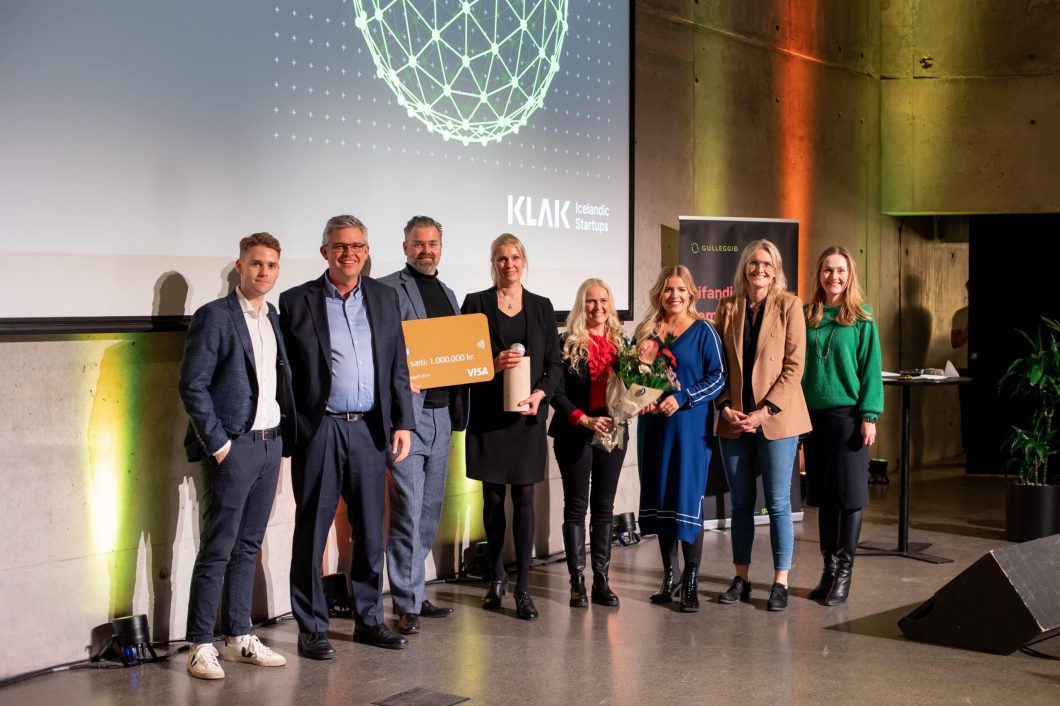 Gulleggið 2024 - The winners of Gulleggið 2024 SeaGrowth receive Landsbankin's prize money-min-min