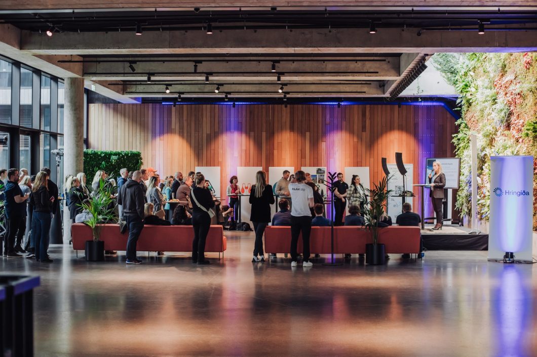 Hringiða_Prosecco & Pitch by Gróska's green wall